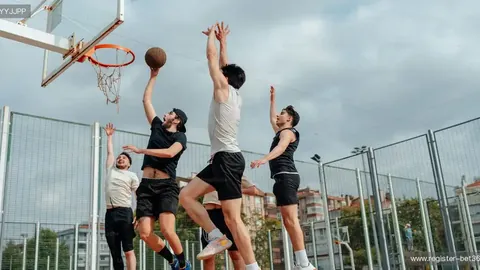 “本泽马梅开二度维尼修斯建功，皇马3-0完胜阿拉维斯，西甲第25轮战罢精彩纷呈”