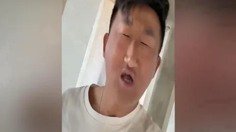 詹姆斯抓住勇士传球失误，完成快攻上篮得分